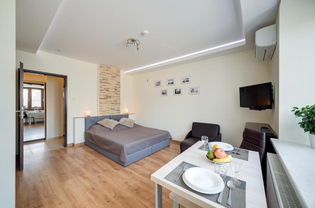 een woonkamer met een bed en een eettafel bij Apartamenty Wieniawa in Lublin