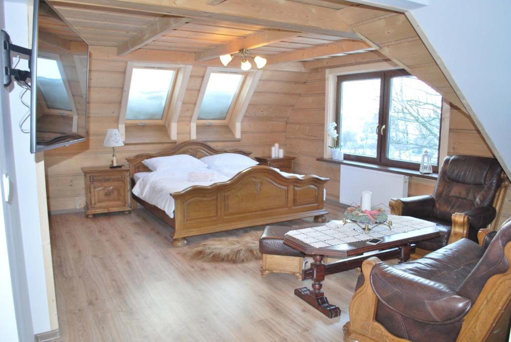 1 dormitorio con 1 cama grande y sala de estar en Dom Wypoczynkowy Szumal, en Ostrowsko
