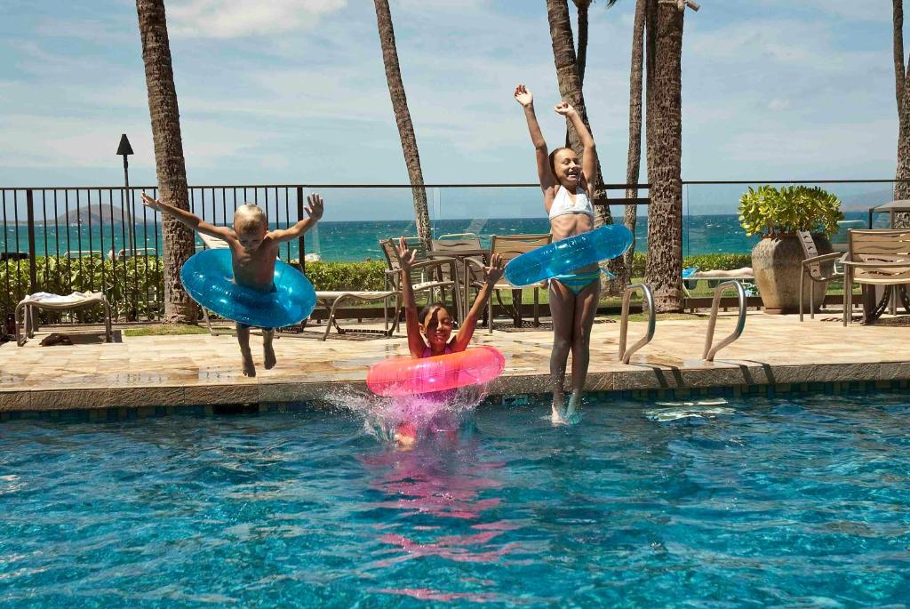 Bazén v ubytování Mana Kai Maui - Official Onsite Rental Company nebo v jeho okolí
