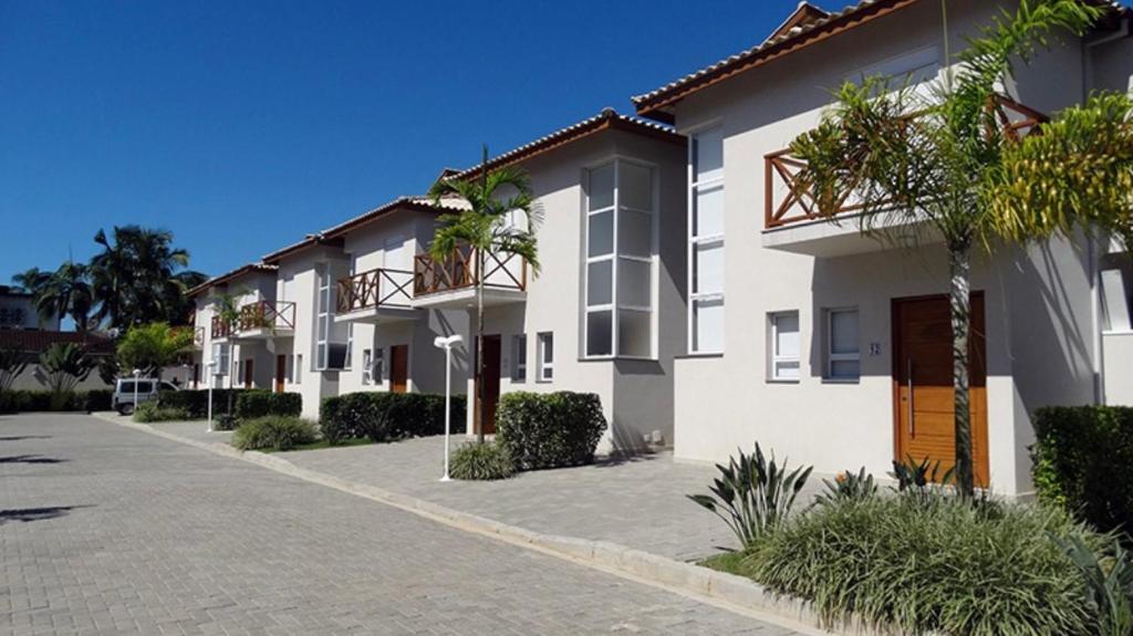 a row of apartment buildings with a driveway at Casa de temporada in Juquei