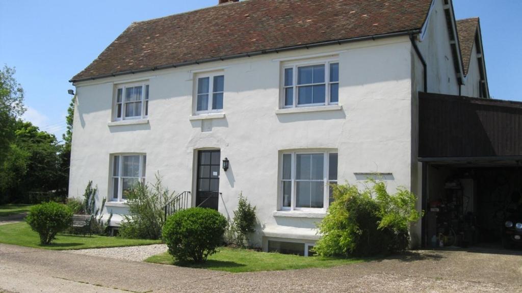 Casa blanca con techo marrón en Pigeonwood House, en Folkestone