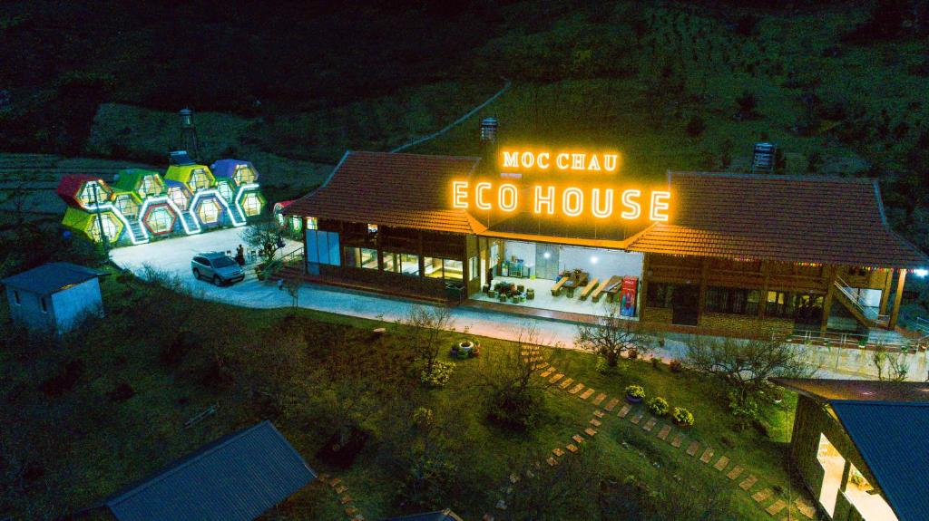 uma casa de ovos de menina hoo acendeu-se à noite em Eco House Mộc Châu em Mộc Châu