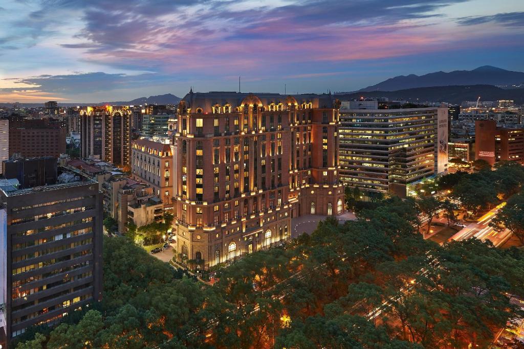 una vista de un gran edificio en una ciudad por la noche en Mandarin Oriental, Taipei en Taipéi