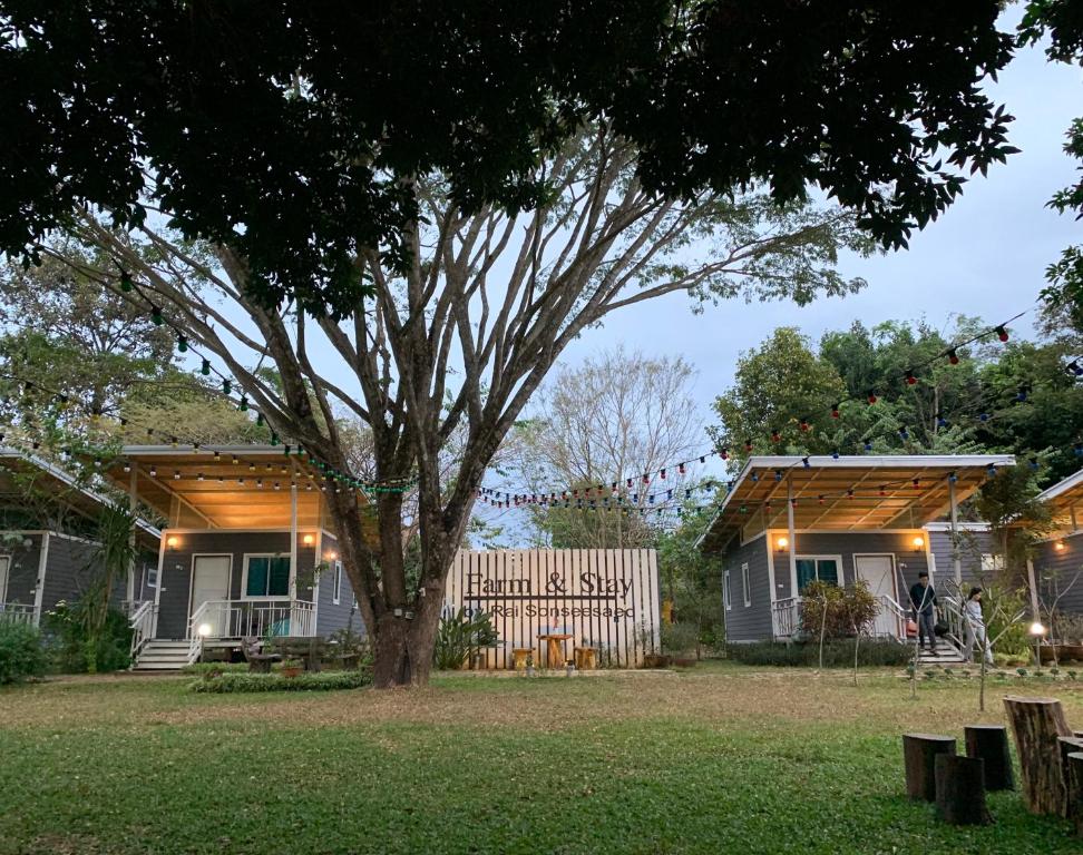 una casa con un albero nel cortile di Sonseesaed Farm at Phurua a Phu Rua