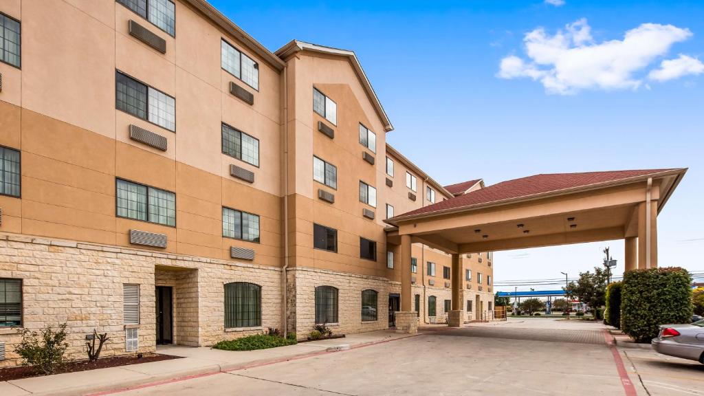 a large building with a parking lot in front of it at Best Western Windsor Pointe Hotel & Suites - AT&T Center in San Antonio