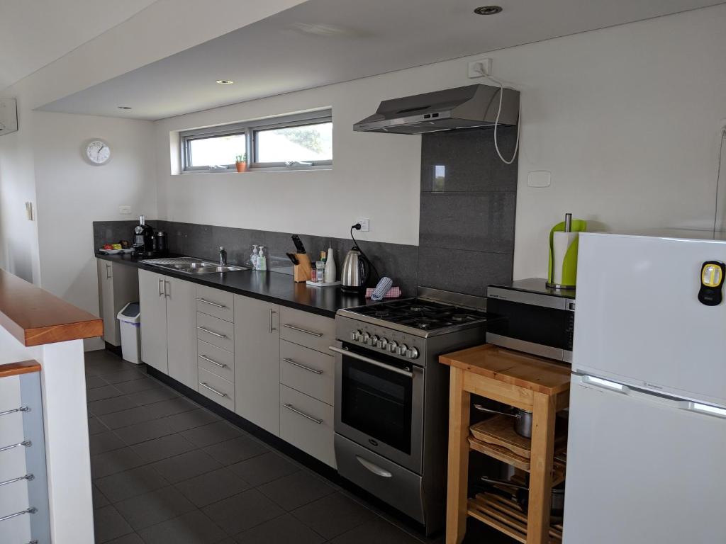 Kuchyň nebo kuchyňský kout v ubytování Hanover Bay Apartments