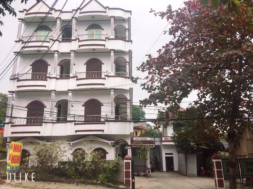een wit gebouw met balkons aan de zijkant bij Vân Anh Guesthouse in Yên Bái