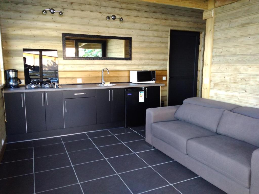 Kuchyň nebo kuchyňský kout v ubytování Lounge des hauts, 3 maisons à L'étang-Salé avec vue sur l'Océan indien et la forêt