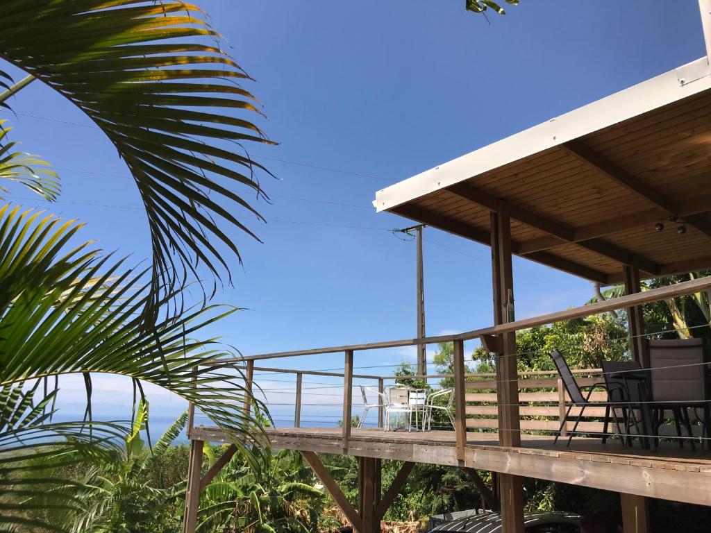 Balkón nebo terasa v ubytování Lounge des hauts, 3 maisons à L'étang-Salé avec vue sur l'Océan indien et la forêt