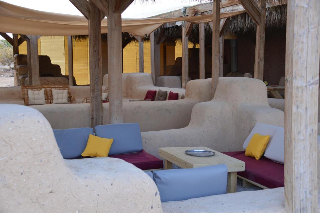 Area soggiorno di Desert Days mud cabin's Resort