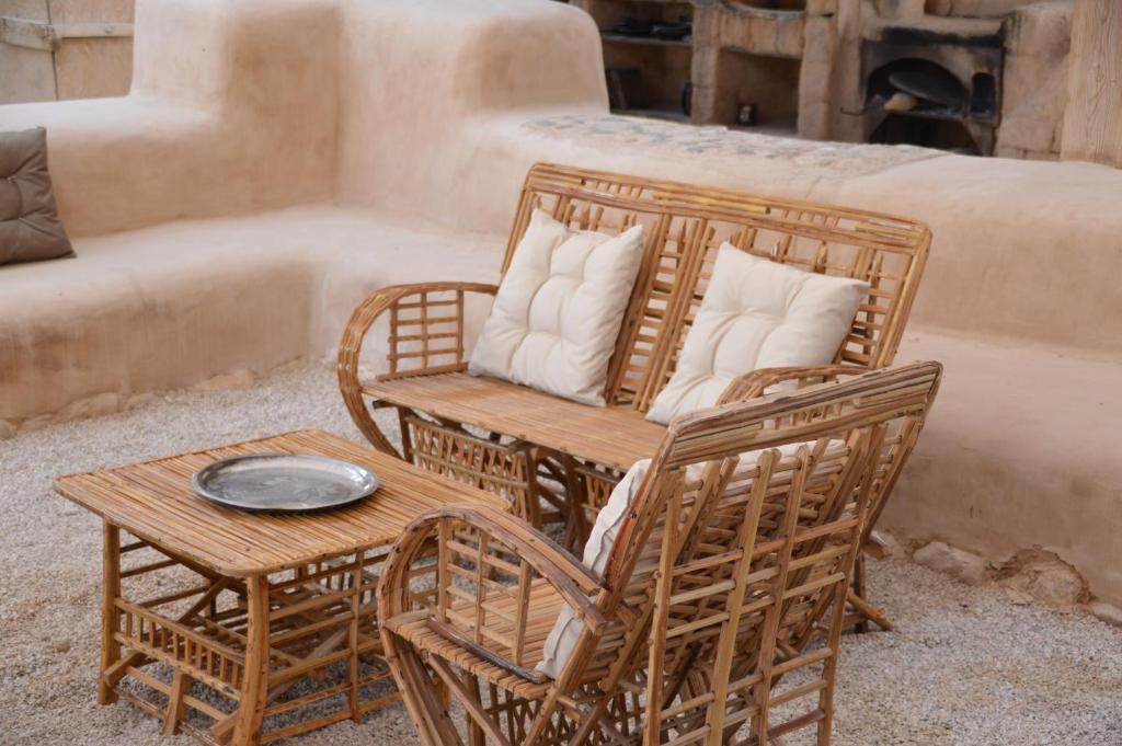 Area soggiorno di Desert Days mud cabin's Resort