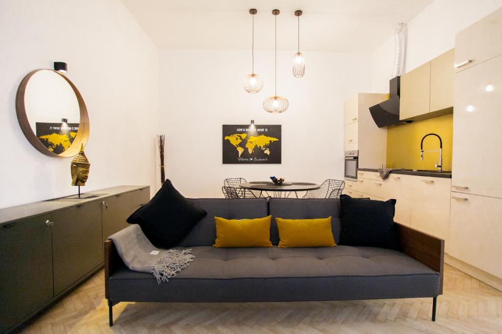 una sala de estar con un sofá y una mesa en Real Delux Apartment next to Gozsdu & Synagogue, en Budapest
