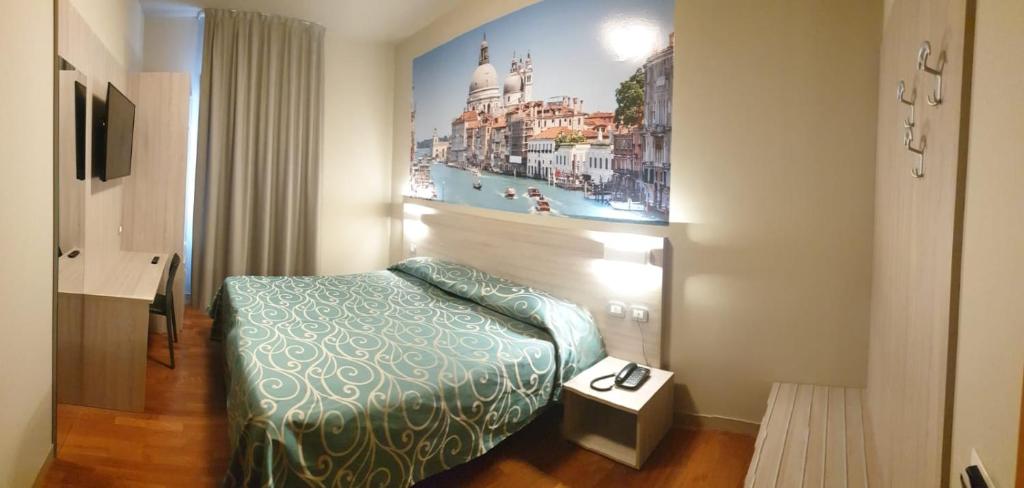 ファヴァロ・ヴェネトにあるホテル アルティエリのベッド付きの客室で、壁に絵が描かれています。