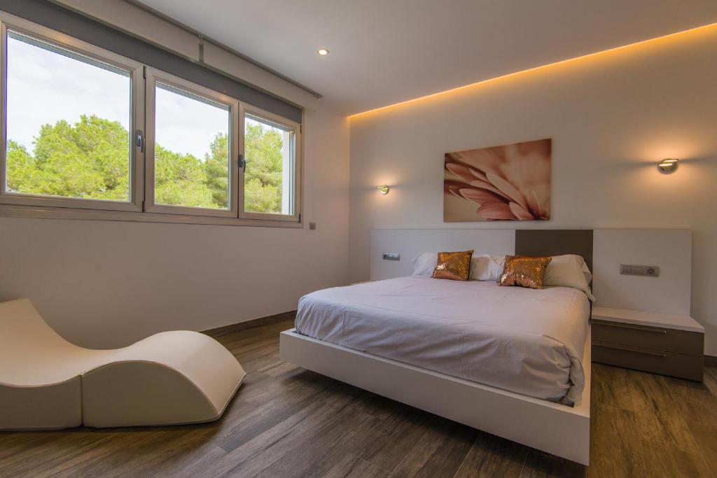A bed or beds in a room at Villa Can Nieves
