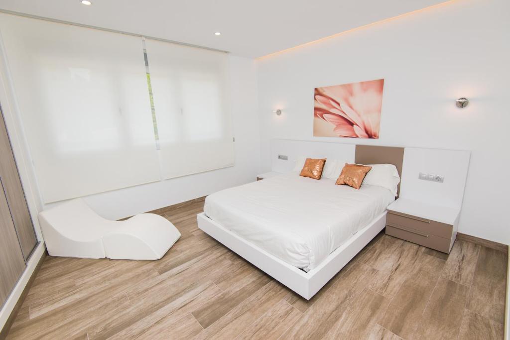 A bed or beds in a room at Villa Can Nieves