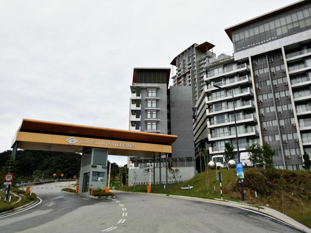 eine Tankstelle in einer Stadt mit hohen Gebäuden in der Unterkunft Century Homes I'Delemen Residence Genting Highlands in Genting Highlands