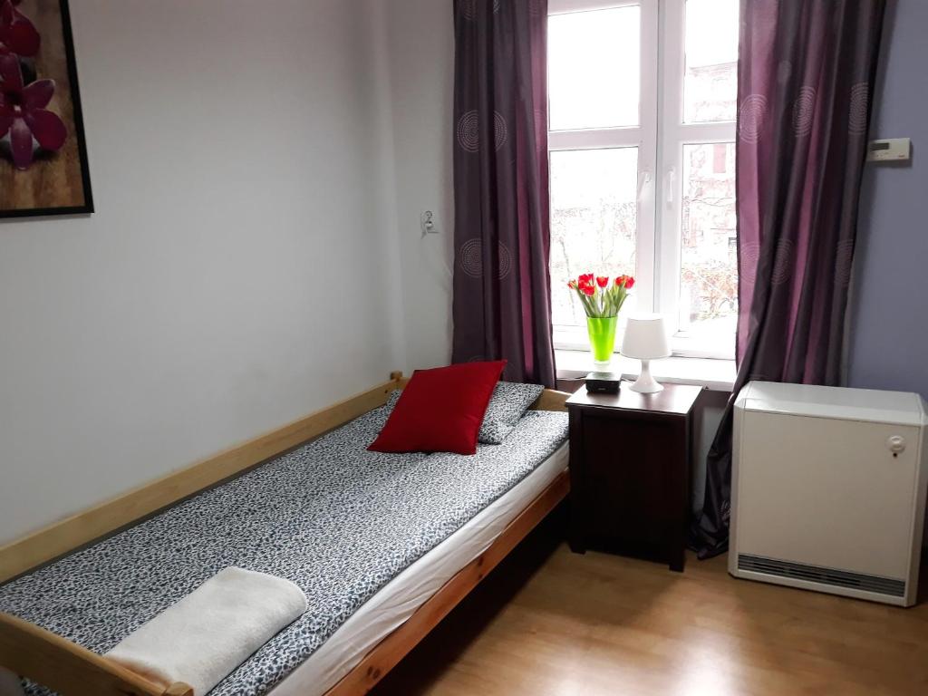 Postel nebo postele na pokoji v ubytování Hostel Gliwice Centrum PARKING