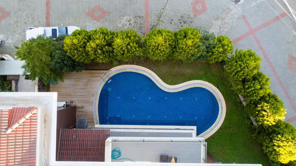 una vista aérea de una piscina en la parte superior de un edificio en Villa Jotun Icmeler Daily Weekly Rentals, en Marmaris