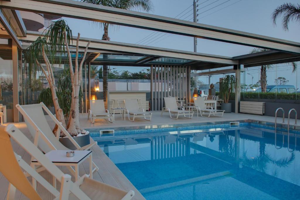 Bassein majutusasutuses Palace Hotel Glyfada või selle lähedal