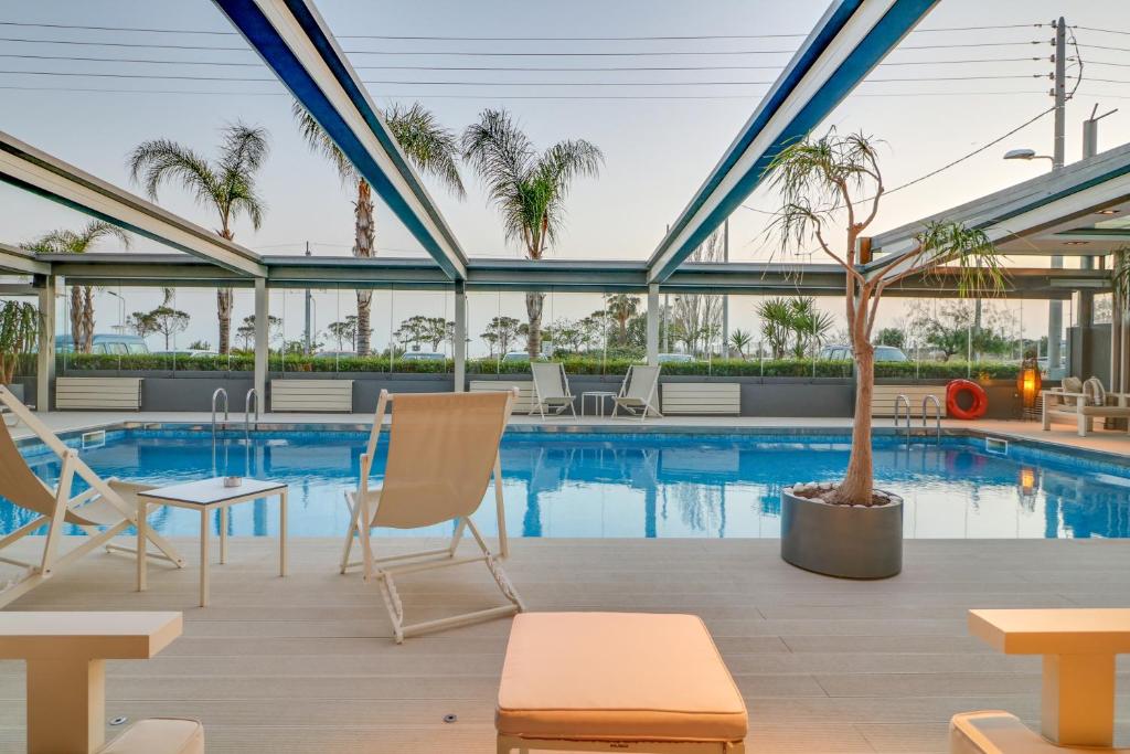 Bassein majutusasutuses Palace Hotel Glyfada või selle lähedal