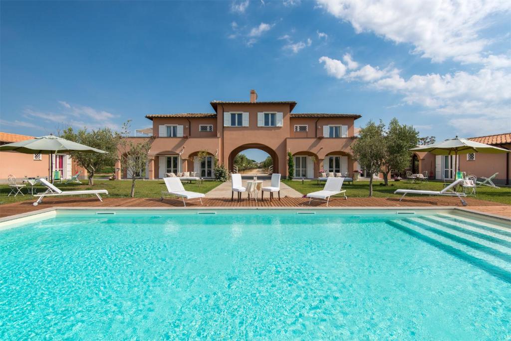 een villa met een zwembad voor een huis bij Villa Marina Velca in Porto Clementino