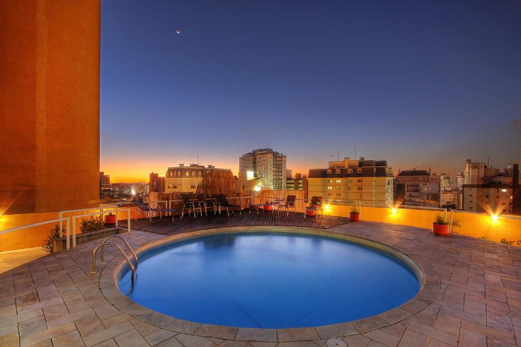 a large swimming pool on the roof of a building at Bristol Brasil 500 Curitiba Batel in Curitiba