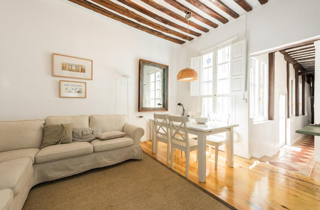 - un salon avec un canapé et une table dans l'établissement Apartamento La Buena Guarda, à Madrid