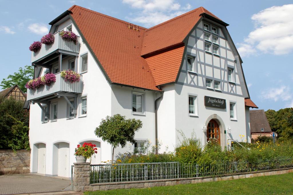um edifício branco com um telhado laranja em Landhotel Jagdschloss em Windelsbach