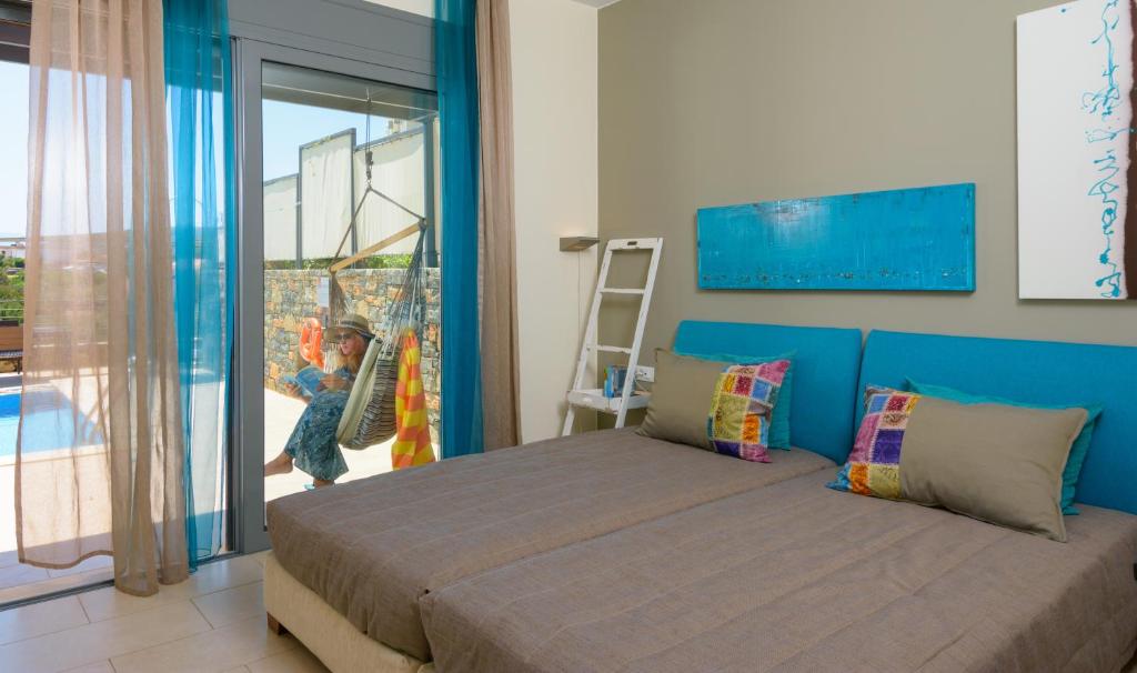 Postel nebo postele na pokoji v ubytování Anemos Elounda Villas