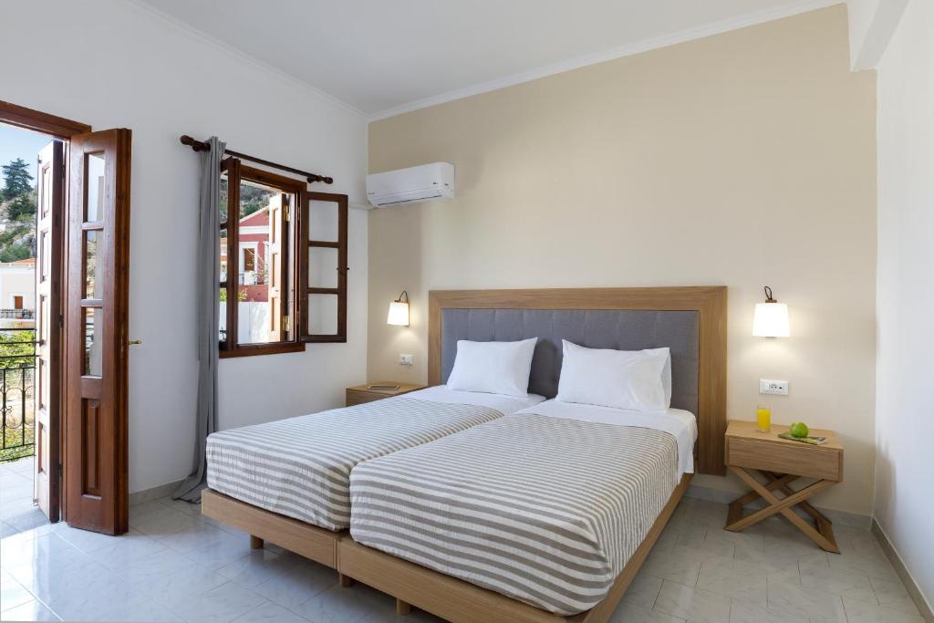 Postel nebo postele na pokoji v ubytování Opera House Hotel