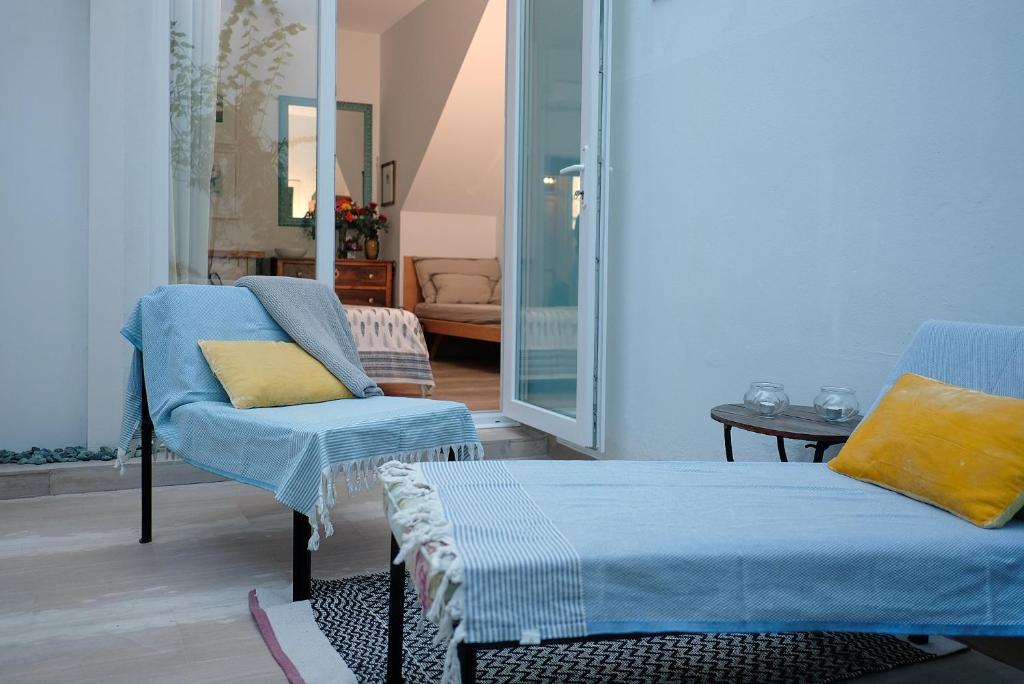salon z kanapą i krzesłem w obiekcie Casa Limon w mieście Sanlúcar de Barrameda