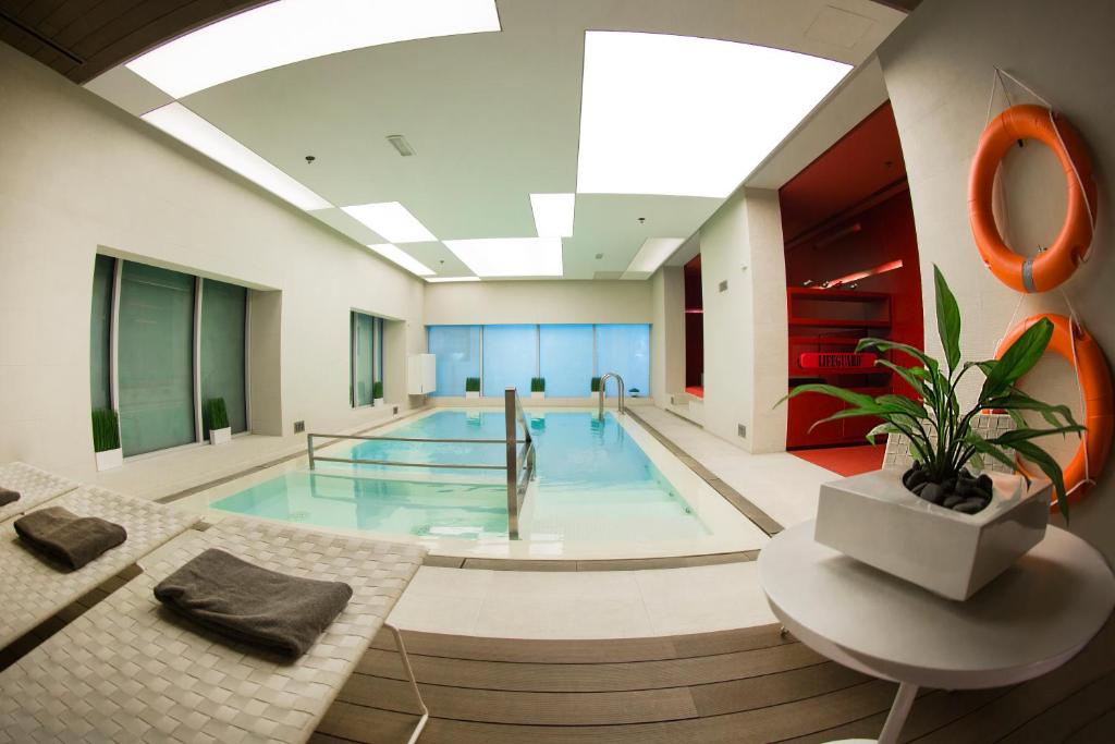 Bazén v ubytování 72 Hotel Sharjah nebo v jeho okolí