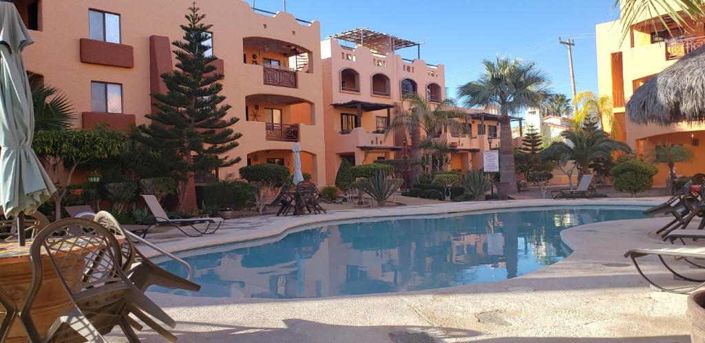 ein Schwimmbad vor einem Gebäude in der Unterkunft El Pueblo D-303 By Monte vista, Rocky Point in Puerto Peñasco