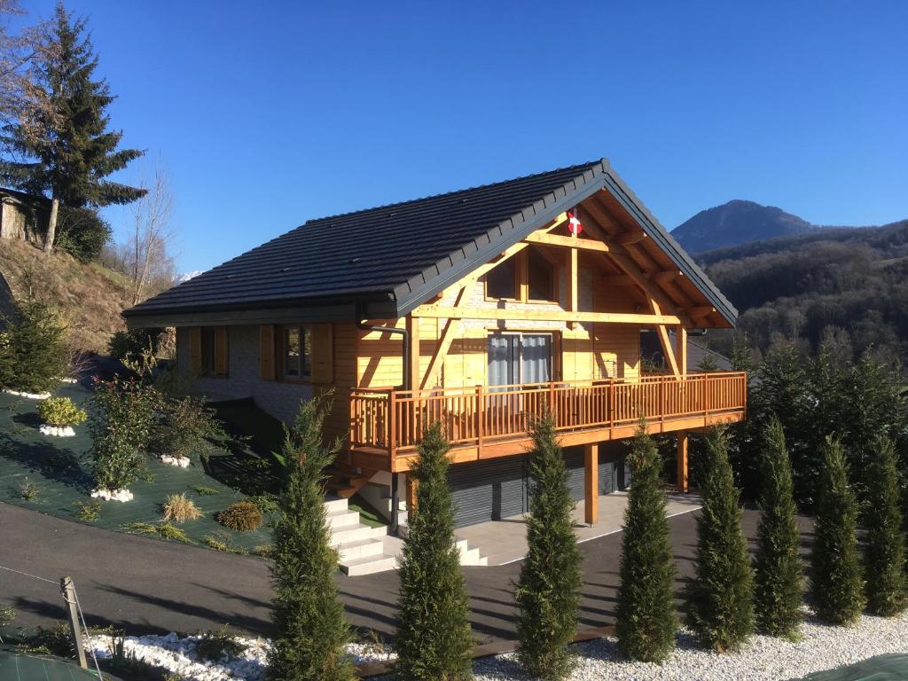 Casa de madera con porche y terraza en chalet a la campagne en Coise-Saint-Jean-Pied-Gauthier