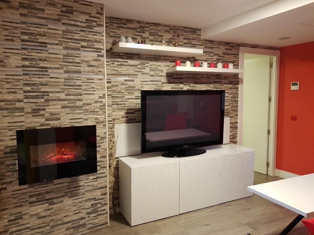 TV a/nebo společenská místnost v ubytování Apartamentos Sueños de Toledo