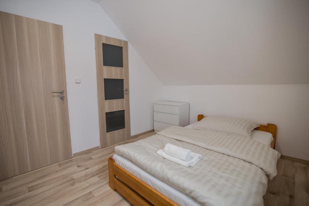 um quarto com uma cama com duas toalhas em Apartment Jenny em HoÅ¡Å¥ka