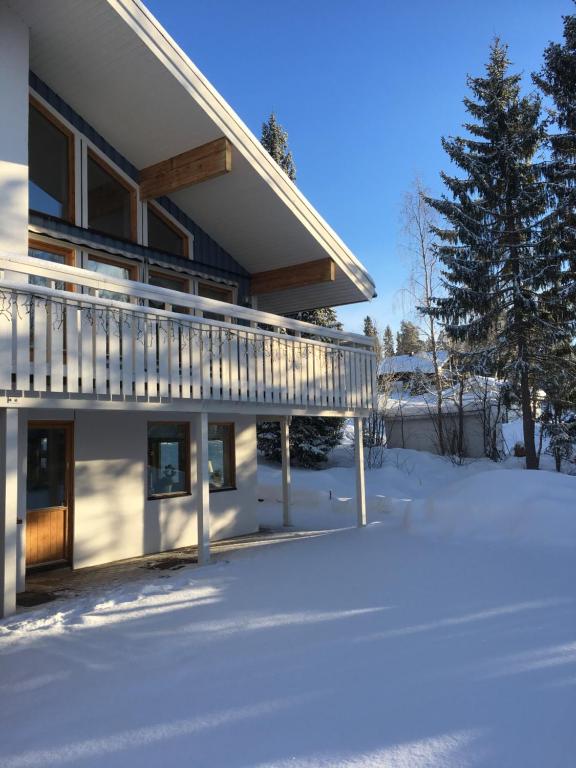 Una casa en la nieve con balcón en Hyllan, en Sälen