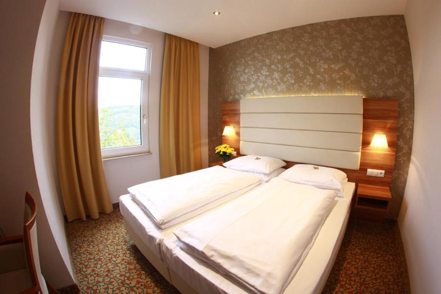 Postel nebo postele na pokoji v ubytování Schlosshotel Molkenkur