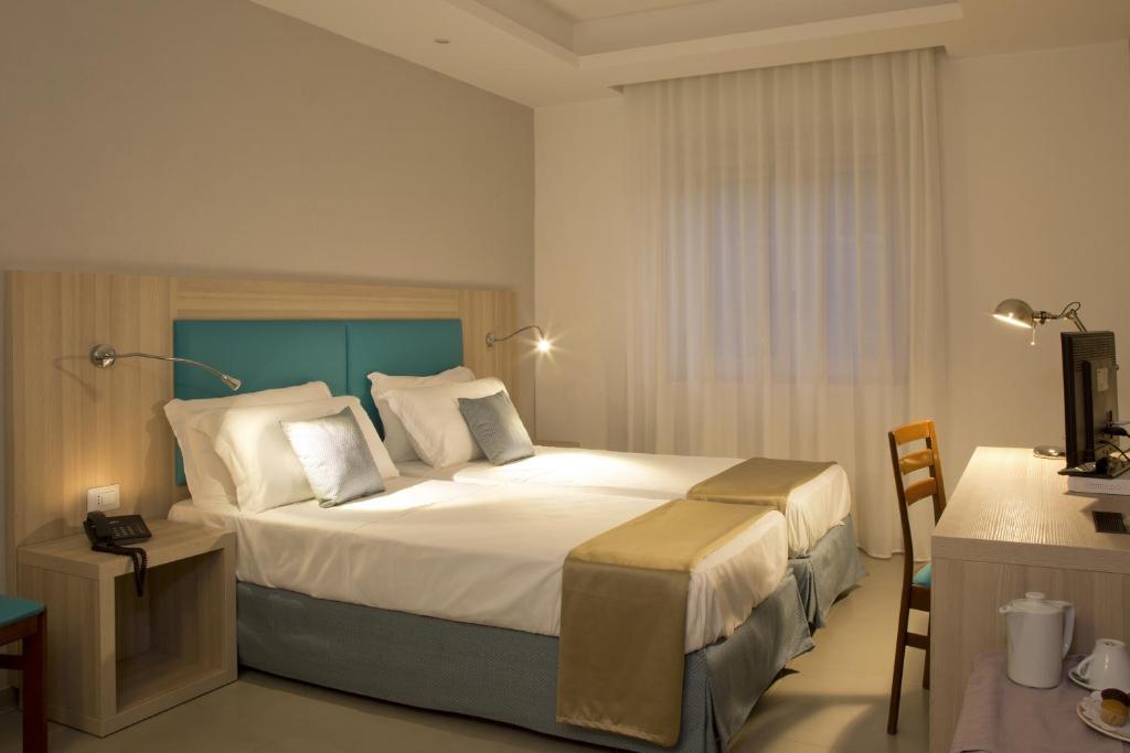 Łóżko lub łóżka w pokoju w obiekcie American Hotel