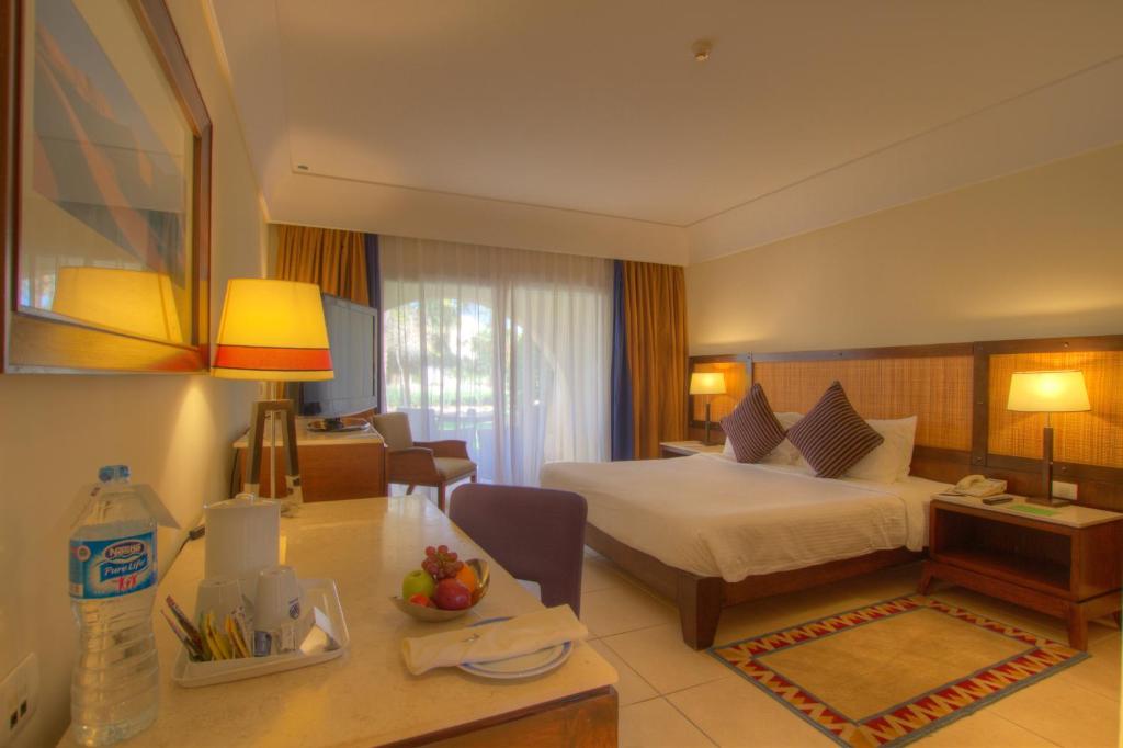 Postel nebo postele na pokoji v ubytování Grand Rotana Resort & Spa