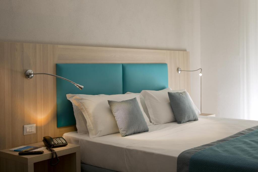 Łóżko lub łóżka w pokoju w obiekcie American Hotel