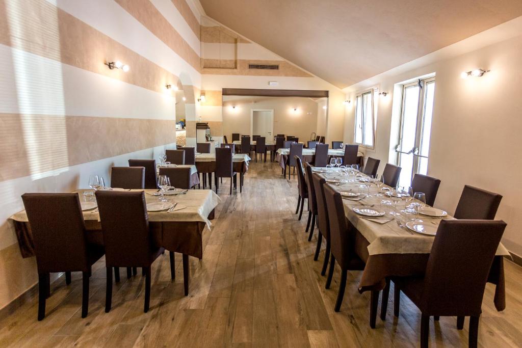 Reštaurácia alebo iné gastronomické zariadenie v ubytovaní Agriturismo Corte Casello