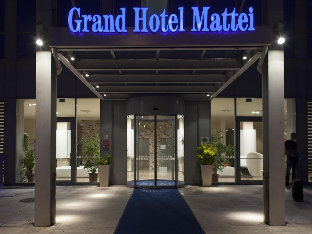un edificio con un cartello che legge il grande mercato dell'hotel di Grand Hotel Mattei a Ravenna