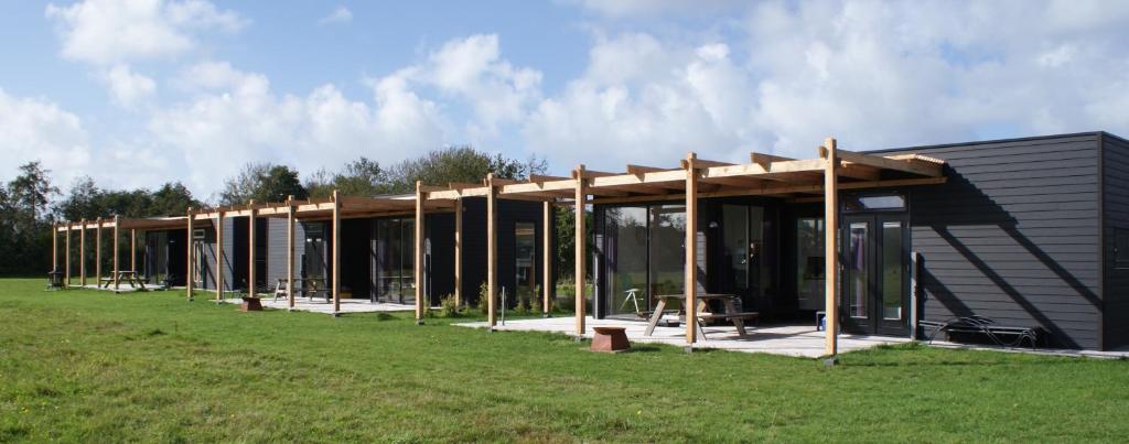 una casa construida con vigas de madera en Vakantiepark Haantjes en Formerum