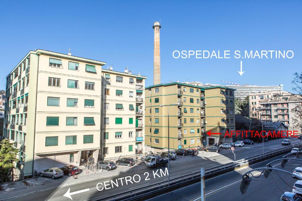 uitzicht op een stad met gebouwen en een straat bij Affittacamere San Martino in Genua