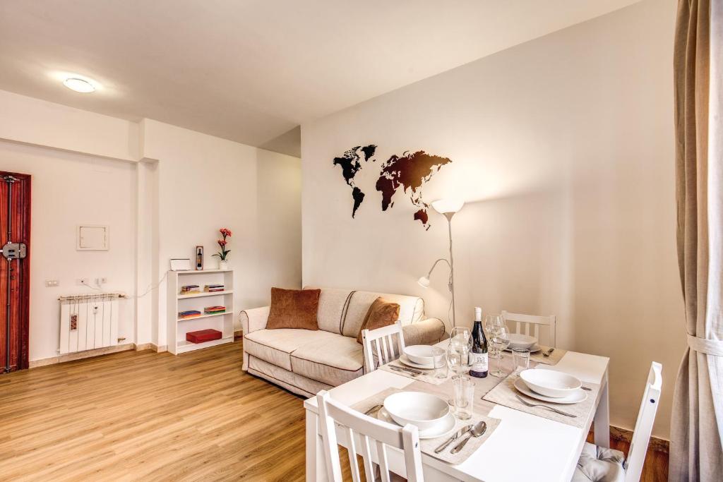 A seating area at Aura Paradise Apartment - With parking garage