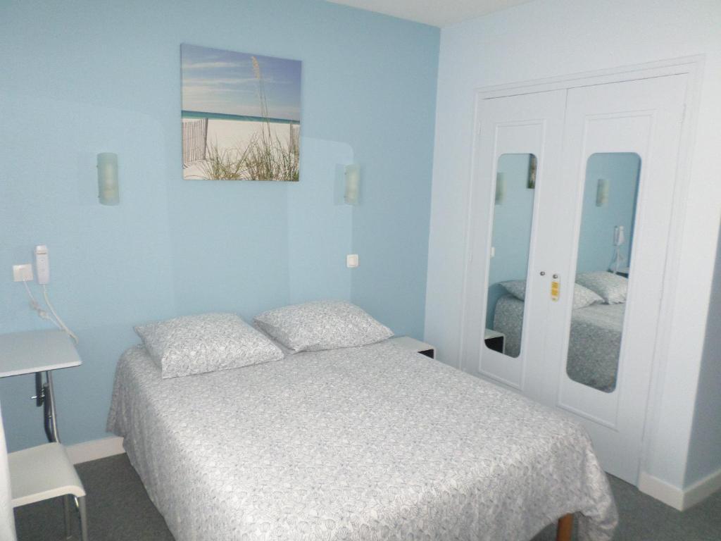 Postel nebo postele na pokoji v ubytování Hôtel du Littoral