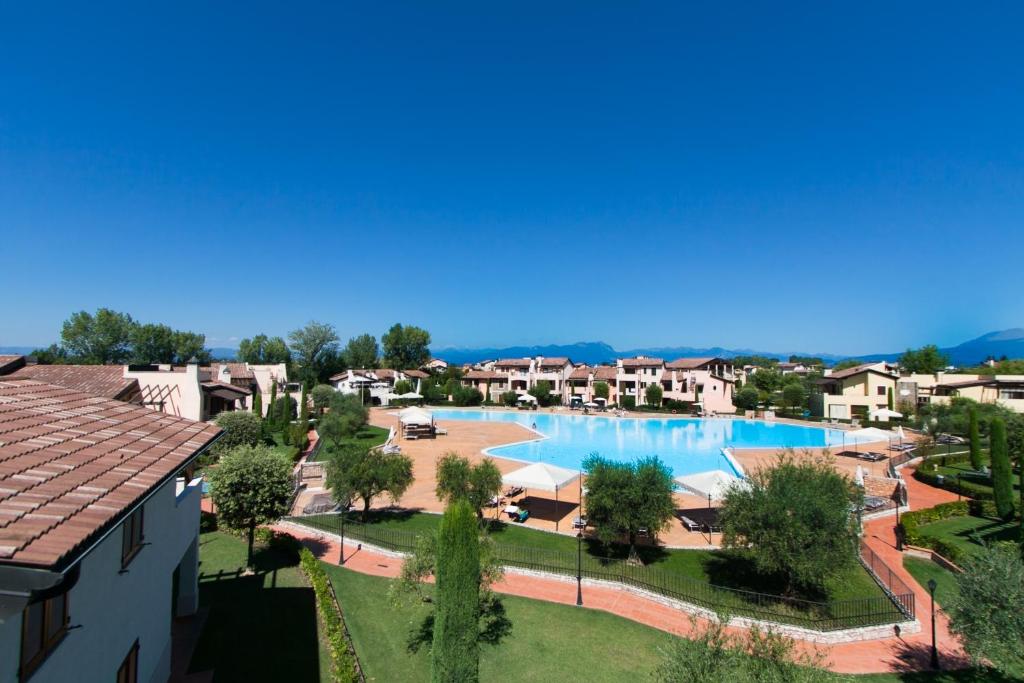 una foto di una grande piscina in un resort di Lugana Resort & Sporting Club - Bassana Village a Peschiera del Garda