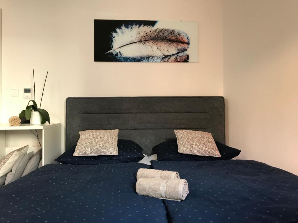 sypialnia z niebieskim łóżkiem z 2 poduszkami w obiekcie Apartment Brno centrum with private parking w mieście Brno