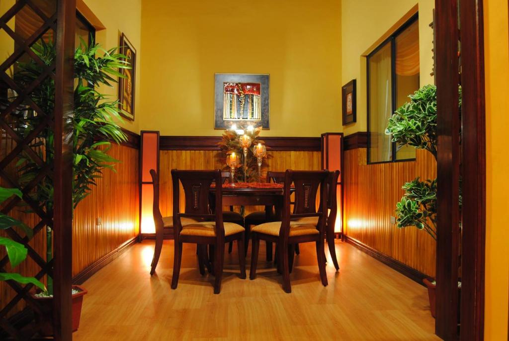 uma sala de jantar com mesa e cadeiras em Lloresa em Cuenca
